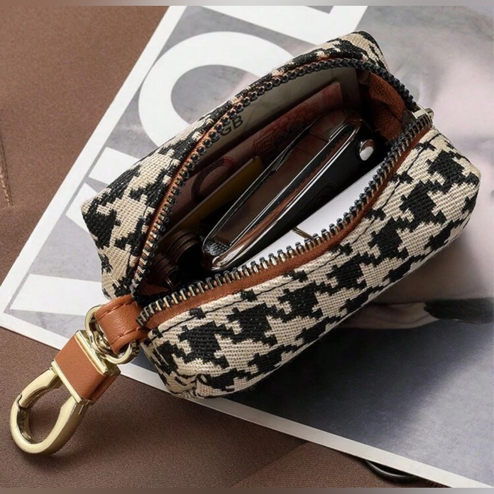 Houndstooth Mini Pouch with Keychain, NWOT/Boutique item.